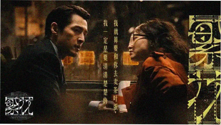 专题轮播图：黄昏球场上一名少年起脚射门的